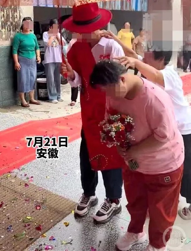 » 12. 安徽一对男女被人按着头拜堂，知情人：男方精神残疾女方智力残疾近日，安徽某地一对男女全程在他人帮助下完成拜堂仪式的视频，在网络引发巨大争议