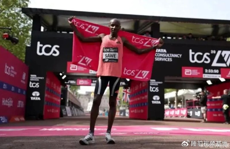 » 7、肯尼亚和埃塞马拉松运动员同时冲破2小时据@世界田联 消息，刚刚结束的伦敦马拉松男子精英组，萨巴斯蒂安·萨维在最后阶段甩开生涯首马的科杰尔查，跑出惊人的1小时59分30秒，打破基普图姆保持的世界纪录，成为人类历史上第一位在两小时内跑完马拉松正赛的选手！获得亚军的科杰尔查同样打开两小时，1小时59分41秒创造人类首马历史最好成绩；雅各布·基普里莫获得季军，2小时00分28秒同样超越了基普图姆保持的原世界纪录！