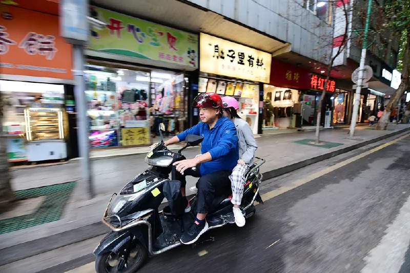 » 12. 海归送快递，研究生卖凉皮：学历是毕业生的就业枷锁吗？2021年10月8日，长沙，杜杨正在开摩的送客
