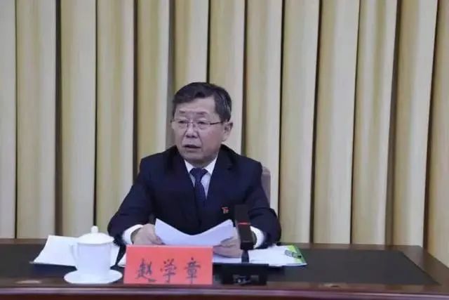 » 9、青海省政协原委员、网信办原主任赵学章留党察看1年1月9日，青海十四届第八次全会通过了关于追认给予赵学章同志留党察看一年处分的决定