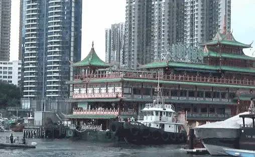 15. 香港地标珍宝海鲜舫驶离香港 将“移居”东南亚据香港“东网”报道，今天（6月14日）上午，香港旅游地标、电影取景胜地、泊于香港仔避风塘近46年的珍宝海鲜舫正式被拖离香港，将前往东南亚