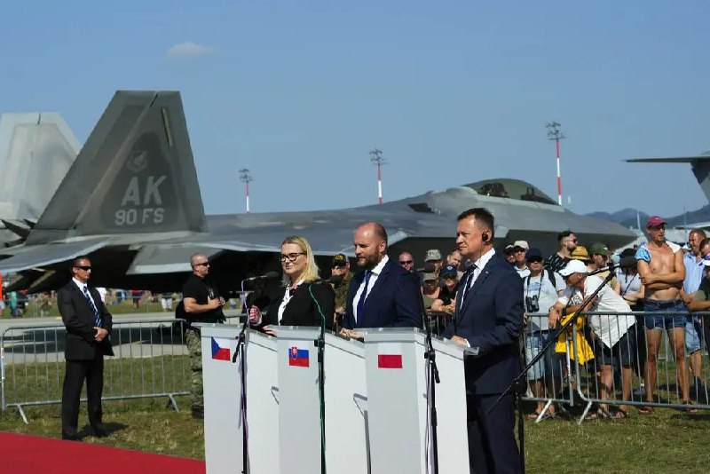 1. 斯洛伐克暂将领空交波兰和捷克保护 直至F-16交付 more…斯洛伐克、波兰和捷克27日签署协议，约定波兰和捷克从9月起保护斯洛伐克领空