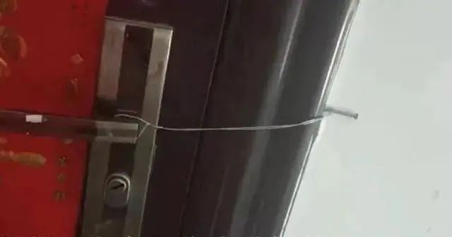 6. 防疫要求上交钥匙铁丝上锁  河北迁安：个别社区方法偏激近日，有网友发文称“河北迁安疫情防控期间，为了防止居民私自外出，要求居民将钥匙上交，由志愿者在外面把门锁上，不同意的可以免费帮忙打孔上锁，安装铁丝上锁