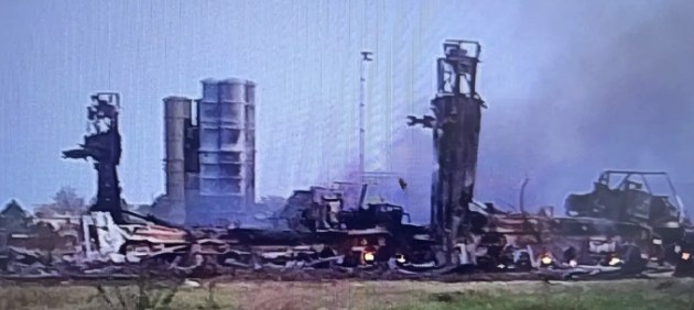 » 12. 泽连斯基：乌军精确打击克里米亚大型机场泽连斯基17日表示，乌军袭击了克里米亚地区一座大型机场