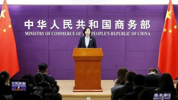 » 2. 商务部：订单下降是今年外贸发展面临的最大挑战3月16日，在商务部召开的例行新闻发布会上，有媒体提问：今年前两个月，中国外贸进出口总额同比下降0.8%，如果以美元计，同比降幅达8.3%，请问商务部如何看待前两个月中国外贸表现？对后续的外贸走势有何预判？束珏婷表示，今年《政府工作报告》指出，当前发展面临诸多困难挑战，外部环境不确定性加大，全球通胀仍处于高位，世界经济和贸易增长动能减弱，外部打压遏制不断上升