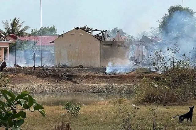 » 8. 柬埔寨弹药库爆炸，至少20人死柬埔寨首相洪玛奈27日在社交媒体上说，柬西部一座弹药库当天发生火灾，引发一系列爆炸，已造成20名士兵死亡