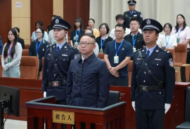 » 7、西藏副主席王勇死缓 在贵阳建机场收钱2.71亿7月8日，湖南省郴州市中级人民法院公开宣判西藏自治区人民政府原党组成员、副主席王勇受贿一案，以受贿罪判处被告人王勇死刑，缓期二年执行，剥夺政治权利终身，并处没收个人全部财产；将追缴在案的王勇受贿所得财物及其孳息依法上缴国库，不足部分继续追缴