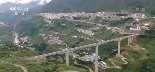 19. 四川凉山金阳河特大桥建成通车  最高桥墩196米在经过近4年半的施工建设后，位于四川凉山州的金阳河特大桥，今天（30日）正式建成通车