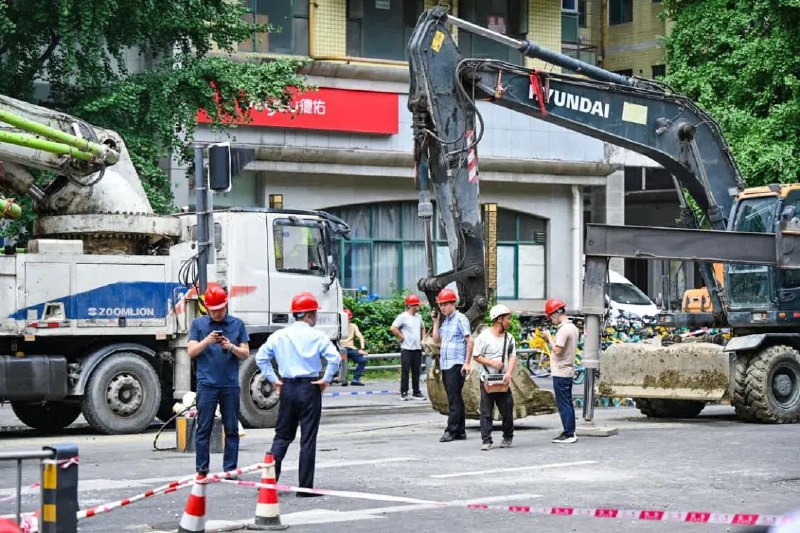 » 7. 成都地铁在建工程塌陷  附近住宅楼居民撤离6月21日凌晨3时50分，成都在建地铁13号线锦里西路附近路面坍塌