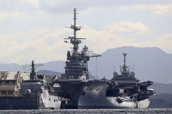 12. 巴西退役航母“圣保罗”号启程前往土耳其被拆解巴西4日正式告别了“圣保罗”号航空母舰