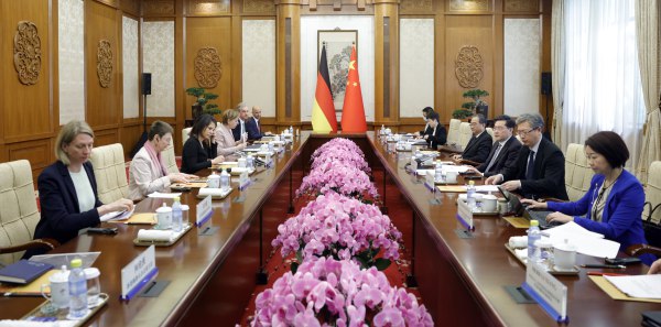» 7. 中德外长举行外交与安全战略对话4月14日，国务委员兼外长秦刚在北京同德国外长贝尔伯克举行第六轮中德外交与安全战略对话