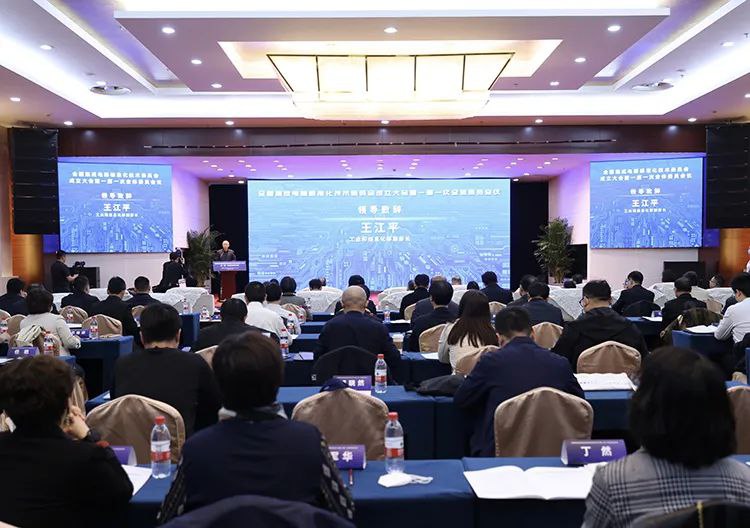 » 8. 全国集成电路标准化技术委员会成立：加快核心关键领域标准制定 more…全国集成电路标准化技术委员会（简称“集成电路标委会”）成立大会暨一届一次全体委员会议近日在北京召开
