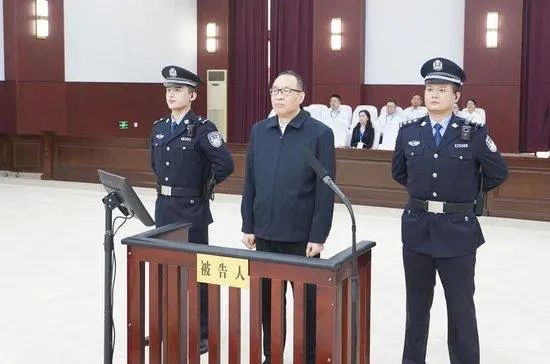 » 3. 人行副行长范一飞判死缓  受贿3.86亿10月10日，湖北省黄冈市中院一审公开宣判中国人民银行原党委委员、副行长范一飞受贿一案，对被告人范一飞以受贿罪判处死刑，缓期二年执行，剥夺政治权利终身，并处没收个人全部财产，在其死刑缓期执行二年期满依法减为无期徒刑后，终身监禁，不得减刑、假释1993年至2022年，被告人范一飞利用职务上的便利以及职权、地位形成的便利条件，为相关单位和个人在贷款融资、业务承揽、工作调动等事项上提供帮助，直接或者通过他人非法收受财物共计折合人民币3.86亿余元