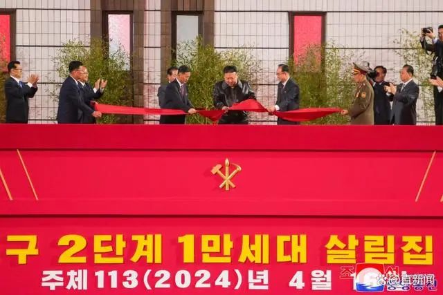 » 13. 金正恩为万套住宅竣工剪彩 称要“把平壤建设成世界一流文明城市”4月16日，金正恩出席平壤和盛地区第二期1万套住宅竣工典礼，并亲自为竣工剪彩