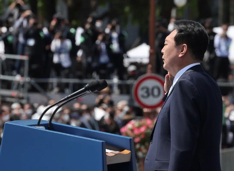 10. 尹锡悦正式就职，朴槿惠、文在寅现身典礼韩国第20届总统尹锡悦当地时间10日0时接管韩军统帅权并听取韩国联合参谋本部的汇报，正式开启总统任期
