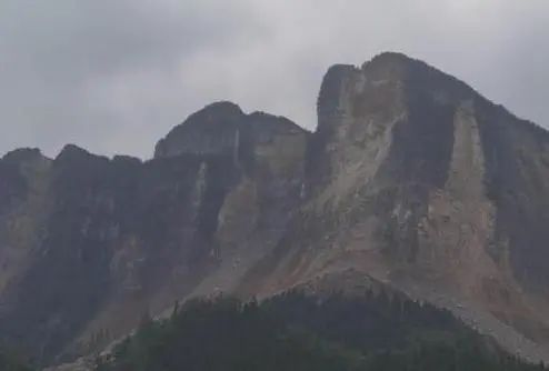 11. 四川自贡荣县一地发生垮塌，正在组织救援记者获悉，5月9日，四川自贡荣县一地发生垮塌，初步了解有人员失联
