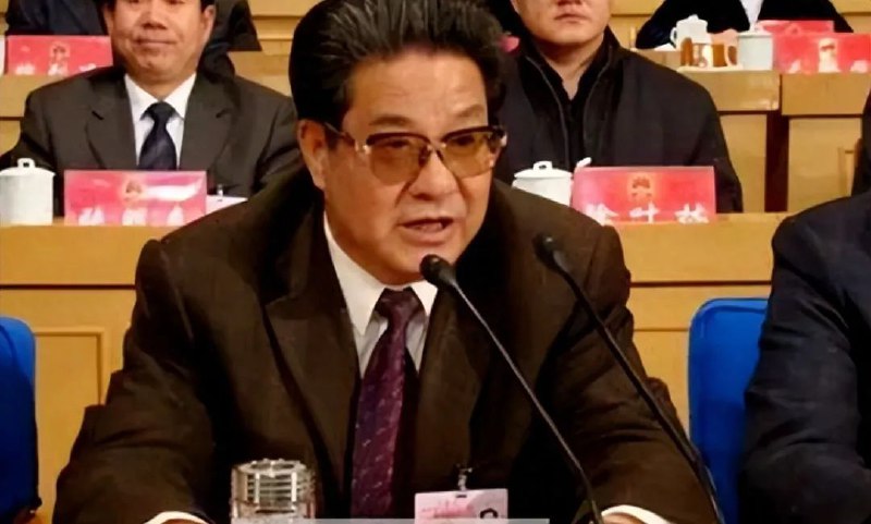 » 3、退休十年被查的白银市人大原副主任吴查被公诉 大肆兜售个人书籍获取暴利日前，甘肃省白银市人大常委会原副主任吴查（副厅级）涉嫌受贿罪一案，经甘肃省人民检察院指定管辖，由临夏州人民检察院依法向临夏州中级人民法院提起公诉