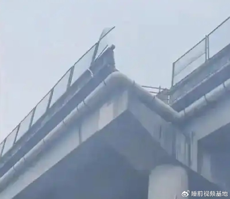 » 10、东莞一高架快速路4车道突变3车道  车辆坠落 伤亡待定据媒体报道，有网友反映，5月19日，其侄儿驾车经过广东东莞环莞快速路虎门段，由于四车道变三车道，车辆从高架冲出路面后高坠，车内人员出现伤亡