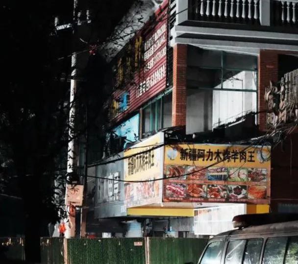 » 3、江西新余火灾中的培训机构：教室只有一扇窄门1月24日，江西省新余市渝水区天工南大道，佳乐苑沿街店铺的地下一层发生火灾