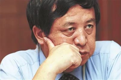 » 3. 伊利原董事长郑俊怀涉再次被判刑：涉管理层收购案 合并刑期后将于8月服刑完毕原董事长郑俊怀近日再次被以挪用公款罪判刑，事涉2003年通过信托公司对伊利股份进行管理层收购
