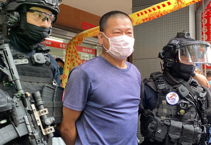 13. 台湾发生“行刑式”枪击案致4死 嫌犯落网14日，一名身高约1.8米的枪手闯入南投县一家生物科技公司，对5人“行刑式”开枪，一人一枪，5人均头部中弹