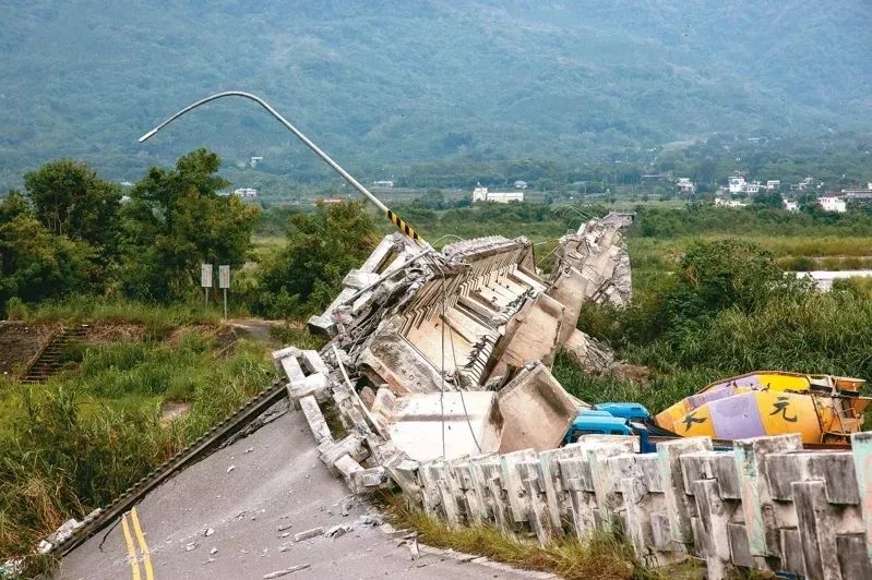 » 10. 台湾6.9级强震已致1死142伤 花莲2座桥断裂、3栋楼房倒塌9月18日14时44分，台湾花莲县发生6.9级地震，震源深度10千米