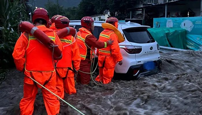 » 7. 北京此轮强降雨至少11人遇难  27人失踪记者从北京市防汛抗旱指挥部获悉：经统计，截至8月1日6时，此轮强降雨已经造成11人遇难，其中2人在抢险救灾中因公殉职；另有27人失联，其中4人因抢险救灾失联
