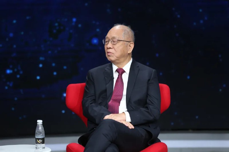 » 7. 丘成桐：学问不可能弯道超车，基础科学是强国梦的根7月22日，在央视财经频道《对话》的采访中中，丘成桐说，“在中国现在目前政府这么支持基础科学的环境下，还是需要集中一部分有天分的人来做基础科学