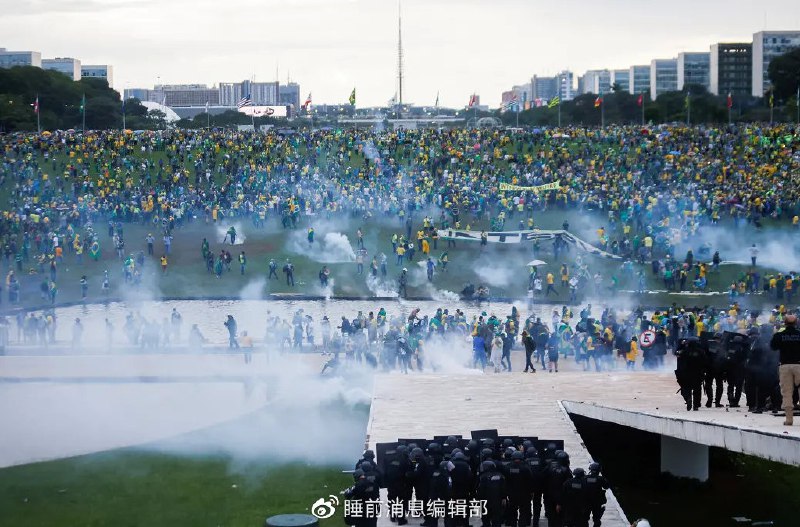 » 5、巴西前总统支持者冲进国会、最高法院和总统府约400人被捕巴西国会、最高法院和总统府于当地时间8日均已被安全部队夺回，目前有约400人被捕