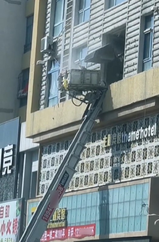 » 8. 哈尔滨一健身房装修 挖掘机入户拆掉承重墙 整栋楼住户疏散近日，哈尔滨市松北区多名小区业主报料称，有人拆穿了承重墙，造成小区整栋居民楼的住户被疏散