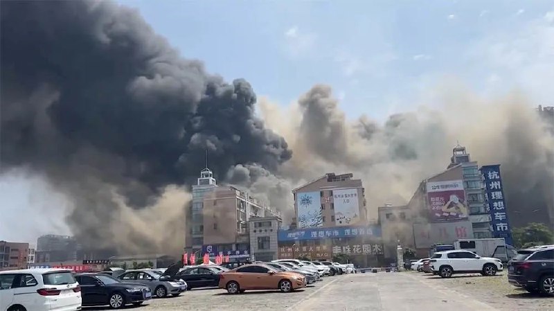 13. 杭州临平冰雪大世界附近发生火灾，救出7人其中5人烧伤9日上午10点左右，浙江省杭州市临平区望梅路杭州湾建材市场二楼发生火灾，现场浓烟滚滚