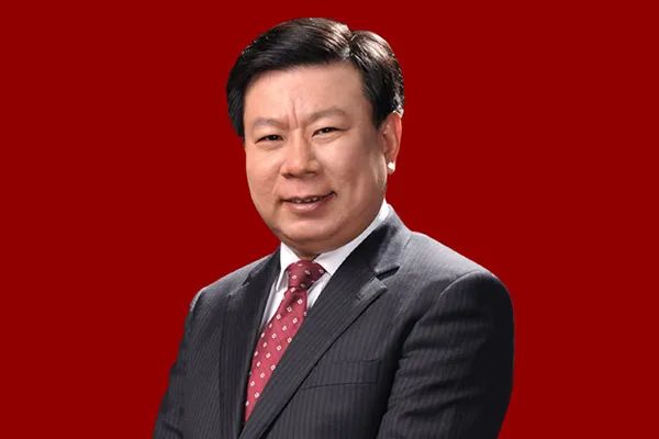 » 1. 吴以岭退出以岭药业，儿子吴相君接班创业数十年、连续七届担任以岭药业董事长，74岁的吴以岭终于选择了功成身退，将公司的权杖全部交予儿子吴相君