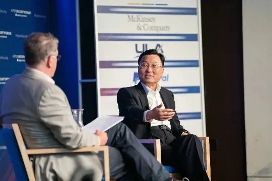 » 5. 驻美大使谢峰：美方制裁1300多家中国企业，导致中方无数人失业关于美对华科技打压，谢锋表示，我们反对以竞争为幌子打贸易战、科技战