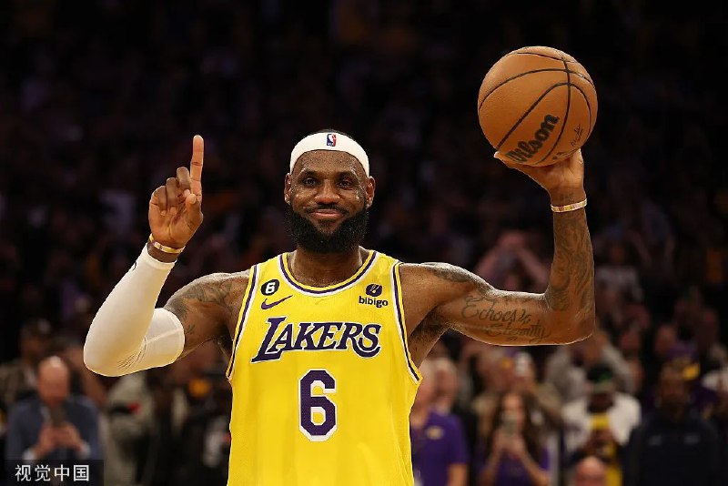 » 12、詹姆斯打破NBA得分纪录北京时间8日，詹姆斯正式超越贾巴尔的38387分NBA得分纪录，独享历史第一宝座