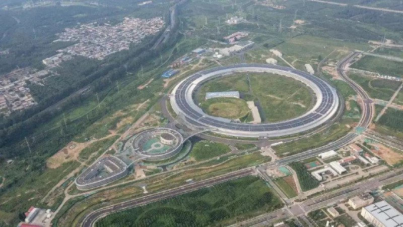 » 1. 国产光刻机工厂落地雄安？中国电子院澄清：这是北京高能同步辐射光源近期，一则消息在各大视频平台广为传播，称清华大学EUV项目把ASML的光刻机巨大化，实现了光刻机国产化，并表示这个项目已经在雄安新区落地
