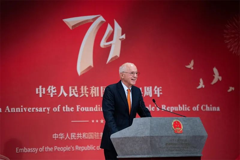 » 11. 美中关系全国委员会会长用中文引用毛主席的话当地时间9月27日晚，中国驻美国使馆举办疫后首次线下国庆招待会，美中关系全国委员会会长欧伦斯在招待会上用中英双语致辞，并还引用毛泽东当年的一句话表达对未来中美关系的祝愿：“我们的同志在困难的时候，要看到成绩，要看到光明，要提高我们的勇气