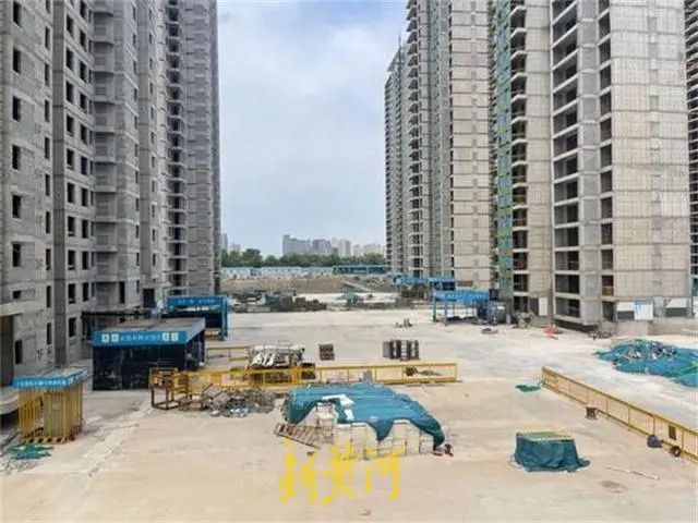 5. “郑州最高学历楼盘”追回10亿挪用资金  高新区管委会指派国资监督7月2日上午10点，郑州高新区“永威西棠”专班组在西棠售楼部再次召开业主通气会，就政府全面保交楼保工期工作部署、资金保障、项目建设进展、工程节点、项目品质保障等多个方面主动向业主进行通报，现场答疑解惑