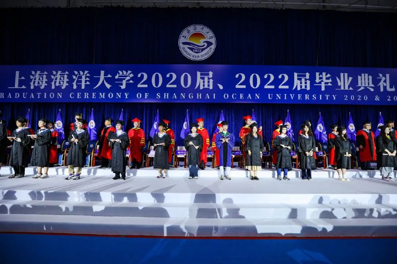 » 9. 上海海洋大学为两届学生补办毕业典礼，有毕业生从国外赶回6月16日9点40分，从伦敦飞往上海的飞机降落在浦东机场