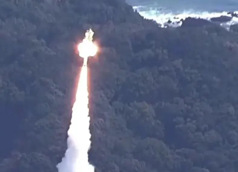 » 6、日本私人企业研发火箭发射后爆炸13日现场直播画面显示，日本初创公司Space One火箭发射失败，在半空中发生爆炸