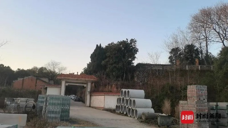 » 6. 官方确认是在粮库院内露天树林发现胡鑫宇遗体1月31日，封面新闻记者从铅山一名官方负责人处得到确认，胡鑫宇的遗体是在中储粮金鸡山粮库院墙内、仓库外的露天小树林中被发现