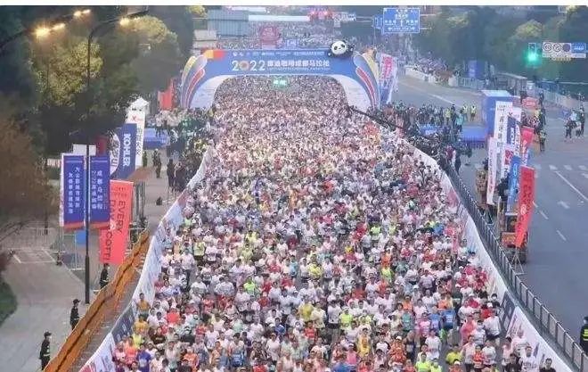 » 6. 成都市卫健委：根据疫情动态评估调整管控措施，实现快停快放11月21日，在成都市人民政府新闻办公室举行的疫情防控工作新闻发布会上，成都市卫健委副主任黄辉介绍，成都将继续强化重点场所管理，对社会面传播风险大的区域，采取暂停堂食，酒吧、KTV、歌舞厅、棋牌室（麻将馆）等密闭空间场所暂停营业等措施，公共场所采取限流，并根据疫情动态评估调整管控措施，实现快停快放
