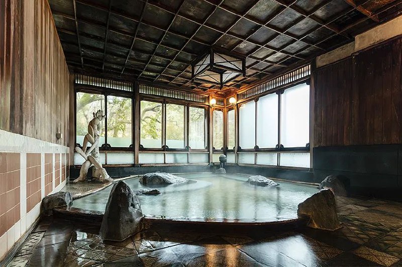 » 8. 日本一年换2次温泉水的旅馆社长自杀谢罪今天（3月12日）上午7时许，在福冈县筑紫野市的一处山林里，发现了一名自杀者