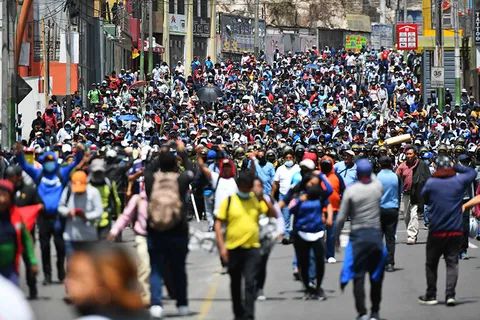 » 8、秘鲁多地爆发示威：被捕左翼原总统号召群众声援 拉美站队过去一周内，南美国家秘鲁因左翼前总统卡斯蒂略突遭国会解职并被羁押，引发政局动荡；目前，秘鲁多地已为此事件爆发大规模民众抗议，秘鲁政府宣布全国进入为期一个月的紧急状态