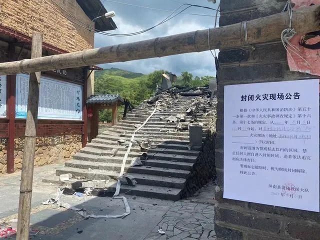 11. 中国现存最长的古代木拱桥万安桥失火烧毁万安桥火灾过后，现场一片狼藉