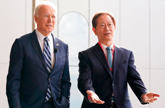 » 1. 拜登出席台积电移机典礼 称美国制造业“正在回归”周二，拜登总统在商务部长雷蒙多等人的陪同下前往亚利桑那州出席台积电（TSMC）在凤凰城的新厂“移机典礼”