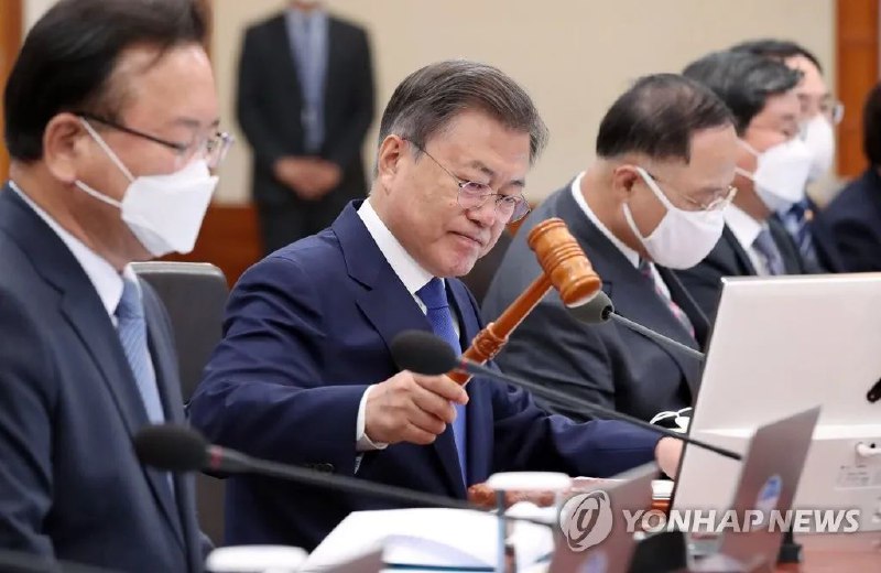 8. 韩国完成“检方削权”立法，公职人员侦查权交给警方当地时间5月3日，在总统文在寅任期内的最后一次国务会议上，韩国国务会议批准颁布旨在“分离检方侦查权与起诉权”的两大法案，维系74年的现行韩国刑事司法体系面临大变革