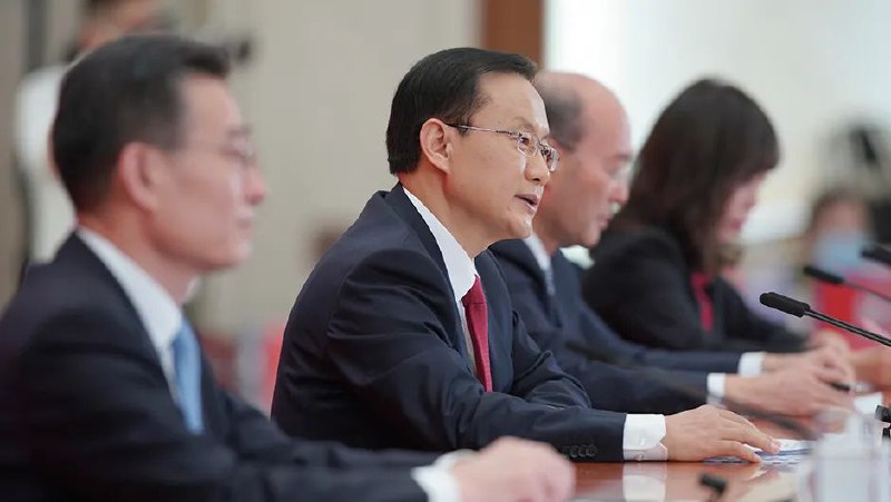» 3. 二十大举行预备会议二十大应到会的代表和特邀代表2379人