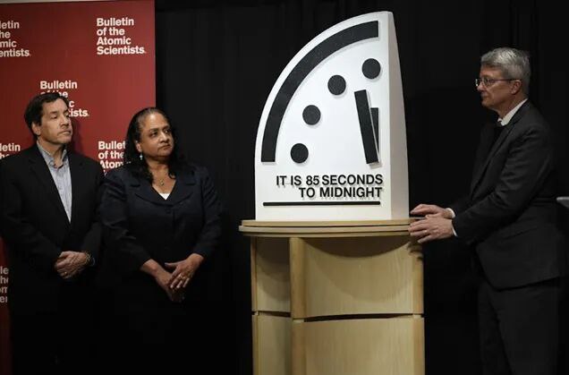 » 9、“末日时钟”再拨快4秒 史上距午夜最近据路透社28日报道，《原子科学家公报》27日将象征人类文明存亡危机的“末日时钟”拨快4秒，调至距午夜前85秒