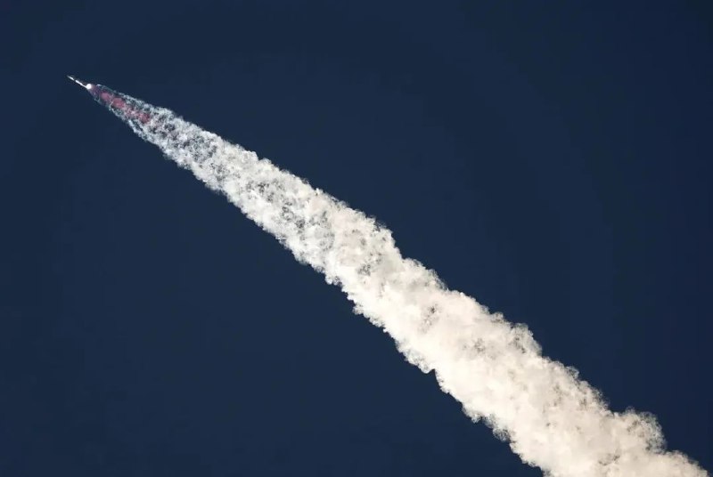 » 2. 马斯克SpaceX星舰宣布发射失败北京时间11月18日晚9时3分，当地时间早7时3分，美国太空探索技术公司（SpaceX公司）于德克萨斯州博卡奇卡进行第二次“星舰”（Starship）重型运载火箭的无人飞行测试，火箭已经发射升空，33台发动机均正确启动