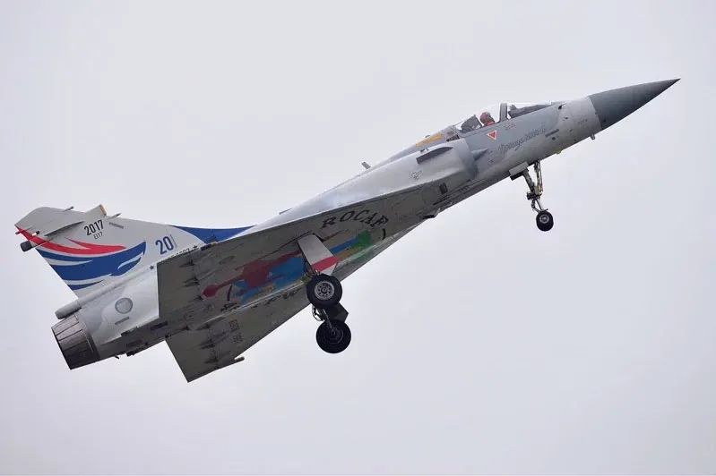 10. 台军一幻影2000战斗机坠海 据台湾联合报消息，14日11点29分，台空军一架幻影-2000战机光点消失在台东知本外海10海里处